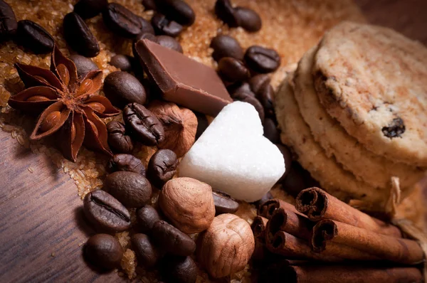 Granos de café y azúcar morena — Foto de Stock