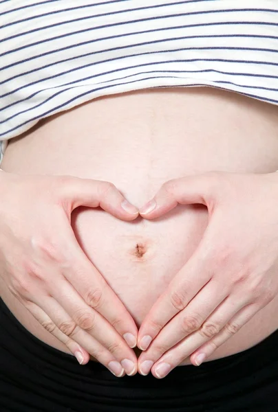 Coração feito na barriga da mulher grávida — Fotografia de Stock