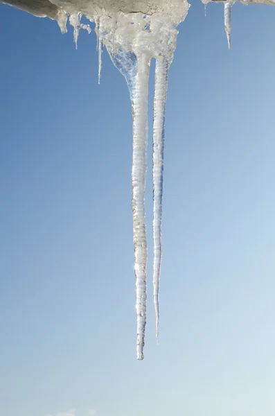 Eiszapfen Rahmen auf bewölkten Himmel Hintergrund — Stockfoto