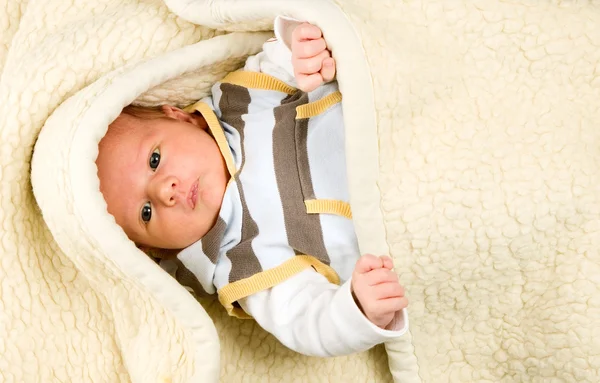 Niño está acostado debajo de la manta — Foto de Stock