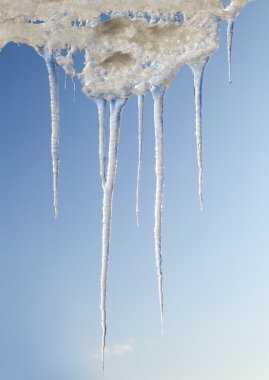 bulutlu gökyüzü arka plan üzerinde buz sarkıtları çerçeve