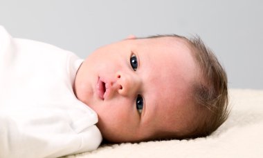 beyaz gömlek ile erkek bebek yalan söylüyor