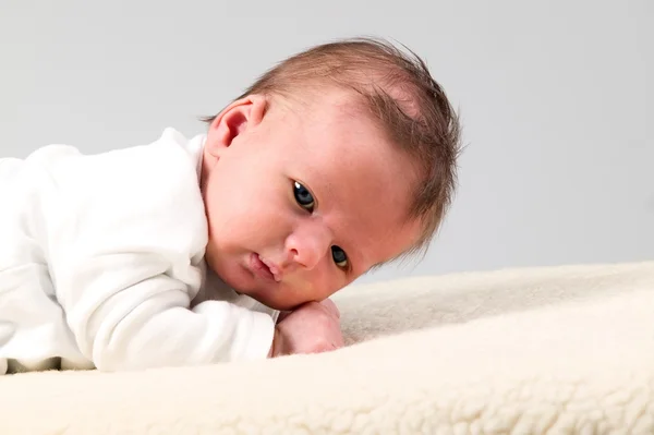 Hermoso bebé niño está viendo —  Fotos de Stock