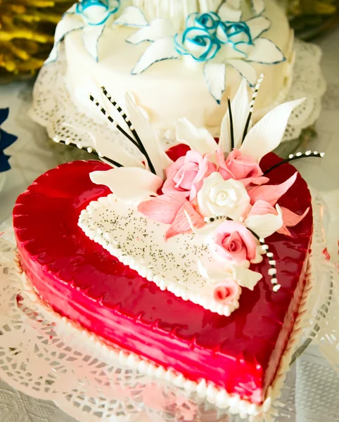 Свадебный торт как сердце — стоковое фото