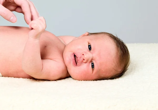 Far holder små fingre af baby dreng - Stock-foto