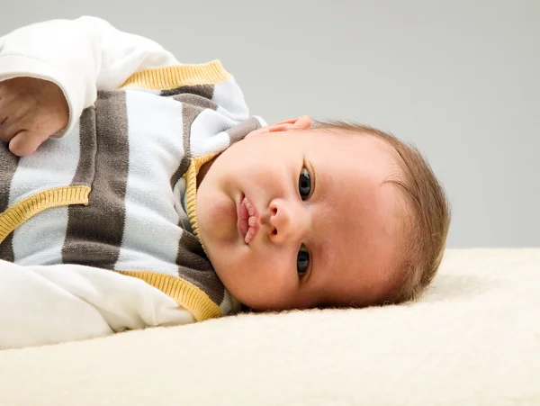 Hermoso bebé niño está viendo — Foto de Stock