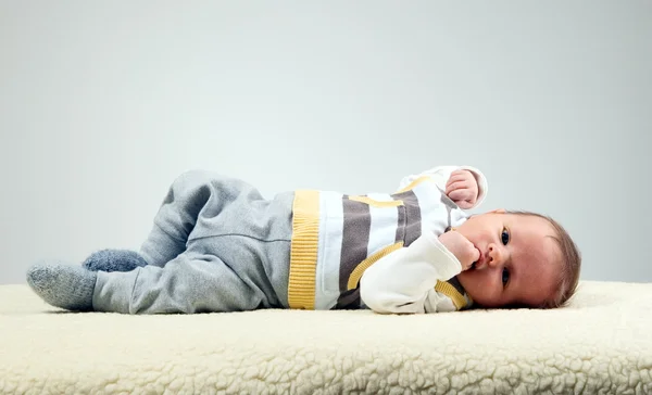 아름 다운 아기를 보고 — 스톡 사진