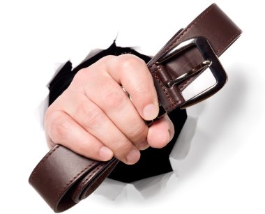 adam parmaklarından bir delikten kemer tutuyor