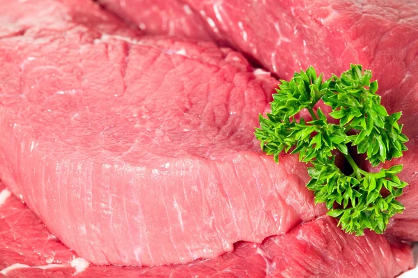 Сырое нарезанное мясо — стоковое фото
