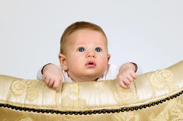 Ragazzo sta guardando attraverso una parte superiore della sedia — Foto Stock