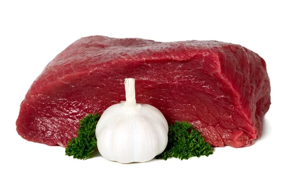 Сырое нарезанное мясо с чесноком — стоковое фото