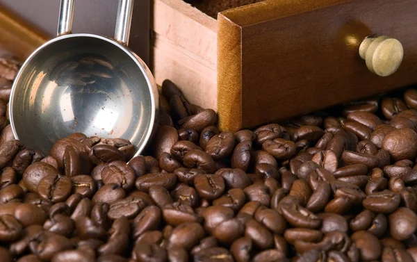 Fond de grains de café avec cuillère et boîte — Photo