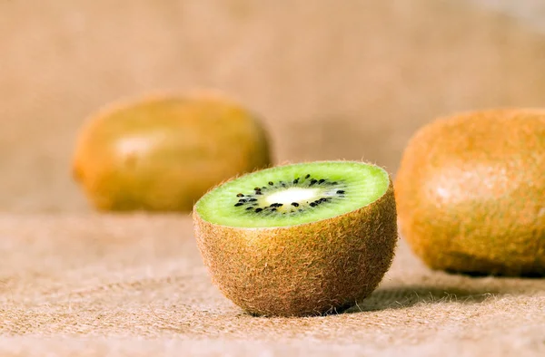 Kiwi di frutta verde su sfondo marrone — Foto Stock