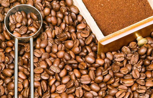 Fond de grains de café avec cuillère et boîte — Photo