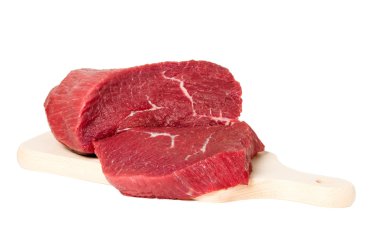 çiğ dilimlenmiş et kesme tahtası üzerinde