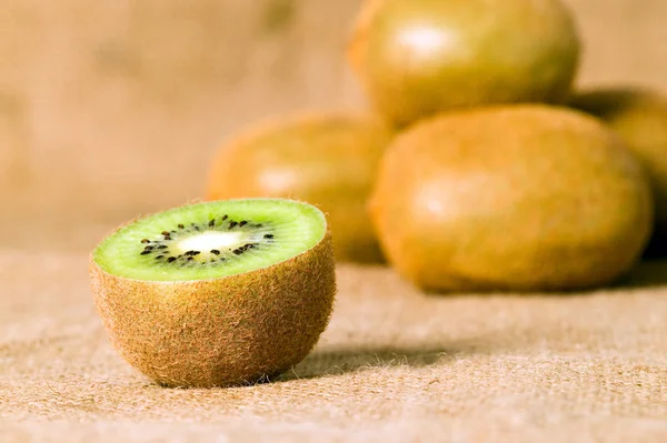 Kiwi di frutta verde su sfondo marrone — Foto Stock