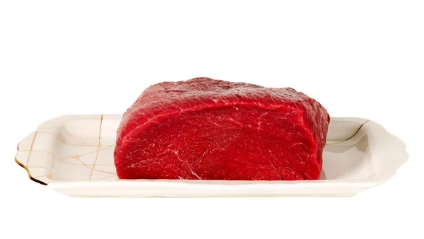 Сырое нарезанное мясо на тарелке — стоковое фото
