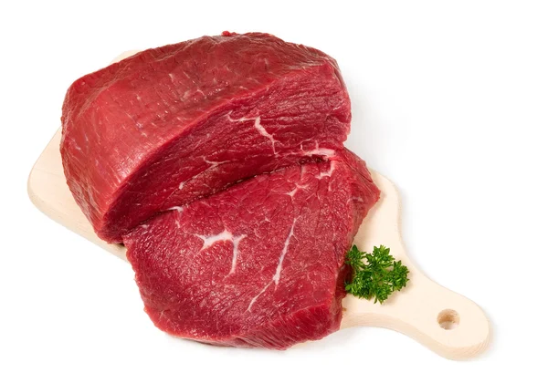 Сырое нарезанное мясо на доске — стоковое фото