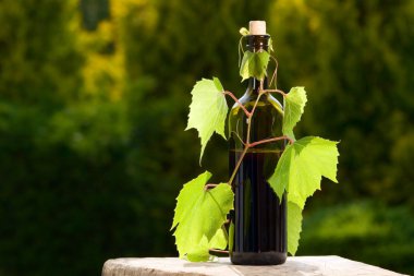 Frenk üzümü şarap şişesiyle çevresinde bırakır.
