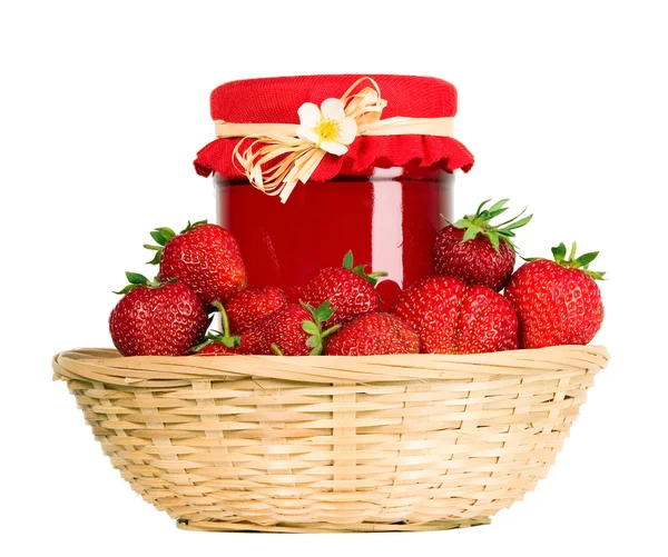 Röda jordgubbar och sylt i korgen — Stockfoto