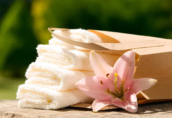 Asciugamano con fiore rosa — Foto Stock