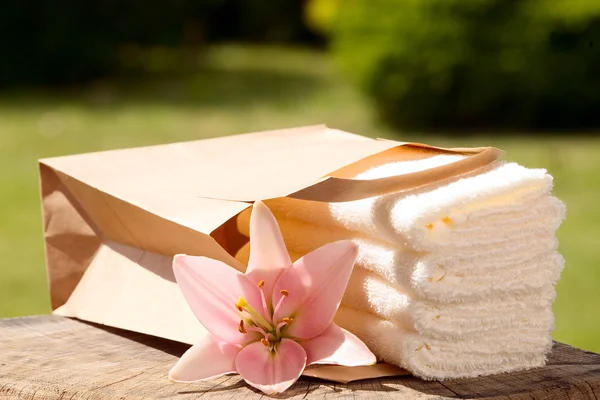 Håndkle med rosa blomst – stockfoto