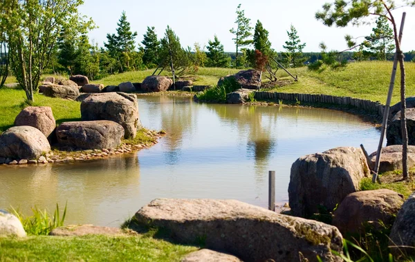 Río y piedras grandes — Foto de Stock