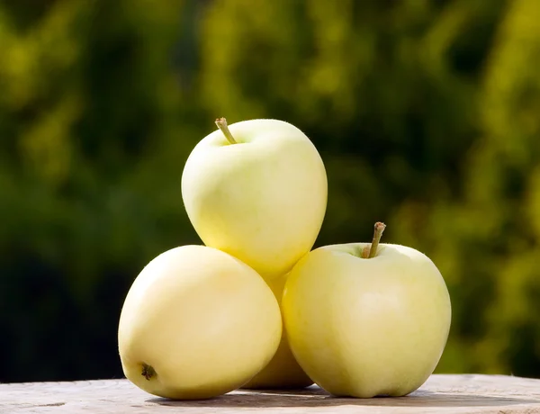 Fruta de maçã no fundo da natureza, alimentos — Fotografia de Stock