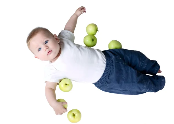 Chico está jugando con manzanas verdes Imagen De Stock