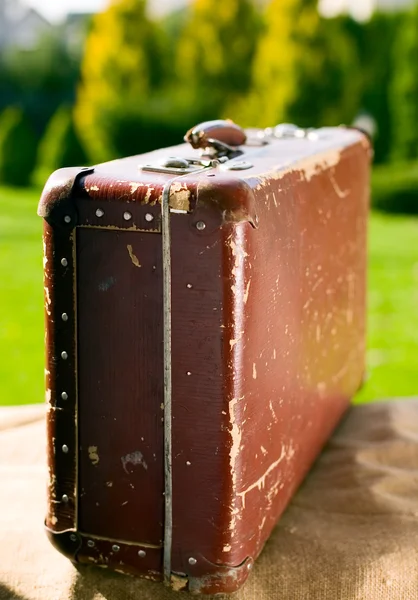Starodawny stary walizka brązowy — Zdjęcie stockowe