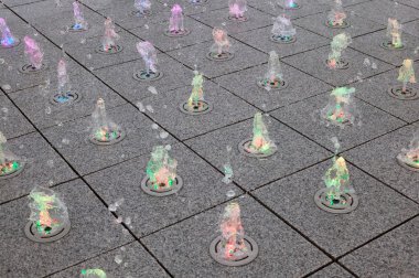 birçok renkli çeşmeler