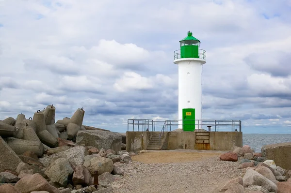 緑の詳細と白い灯台 — ストック写真