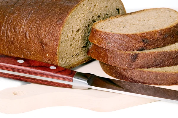 Темный хлеб с нарезанными кусочками — стоковое фото