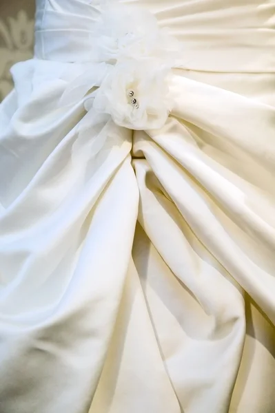 Белая лента на вечернем платье — стоковое фото