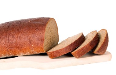 karanlık ekmek dilimlenmiş bazı parçaları ile