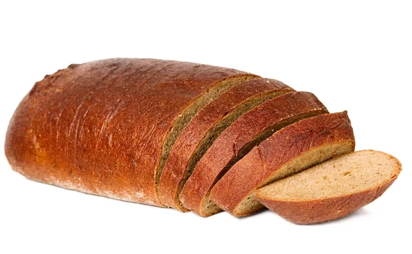 Темный хлеб с нарезанными кусочками — стоковое фото