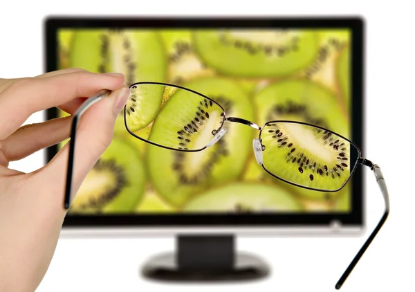 Man is viewing to kiwi on display — Stock Photo, Image