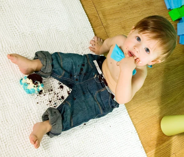 Criança está comemorando seu primeiro aniversário — Fotografia de Stock