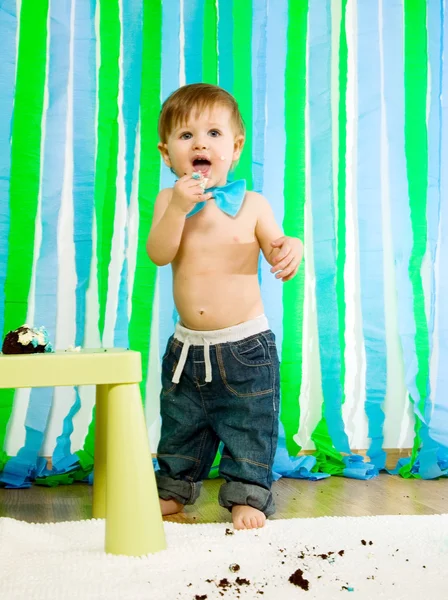 Niño está celebrando su primer cumpleaños —  Fotos de Stock