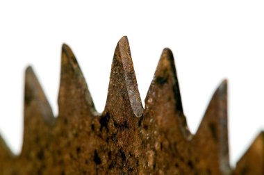 Beyaz arka plan üzerinde paslanmış testere