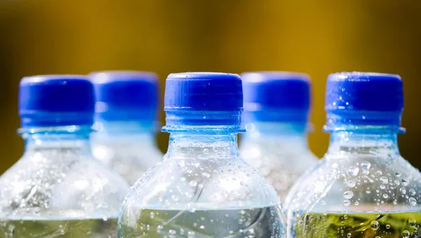 Botellas de agua mineral sobre fondo natural — Foto de Stock