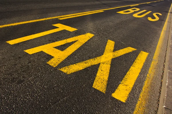 Línea de taxi y autobús — Foto de Stock