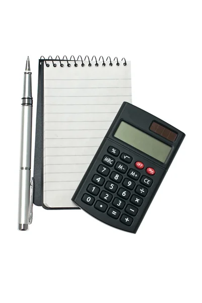 Блокнот з ручкою і калькулятором . — стокове фото