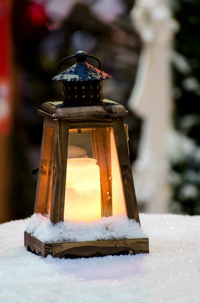 Weihnachtslaterne mit Kerze. — Stockfoto