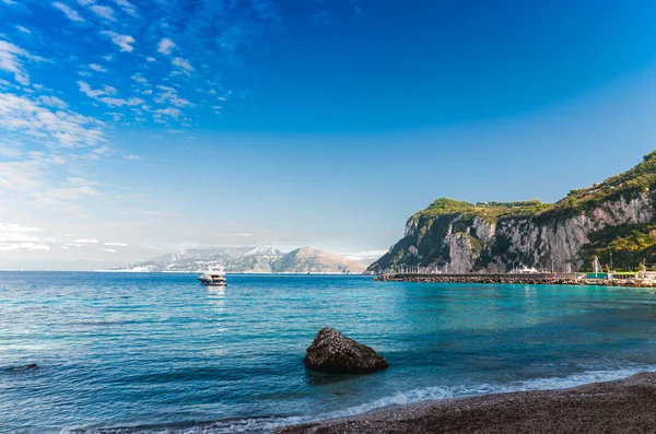 Deniz manzarası ve capri üzerinde ateş. — Stok fotoğraf