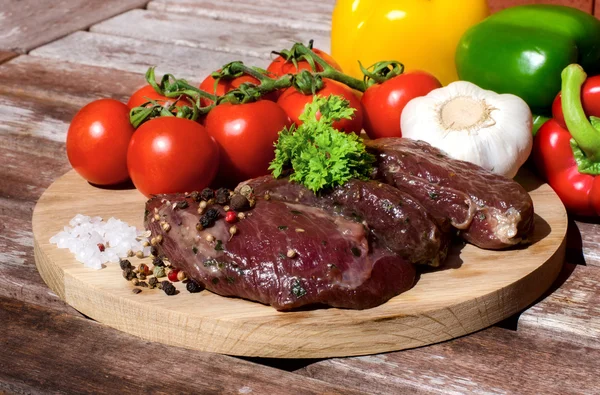 Carne con verduras frescas . — Foto de Stock