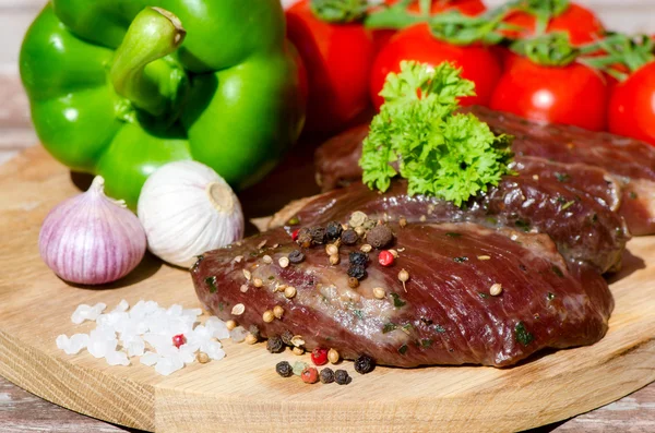 Kött med färska grönsaker. — Stockfoto
