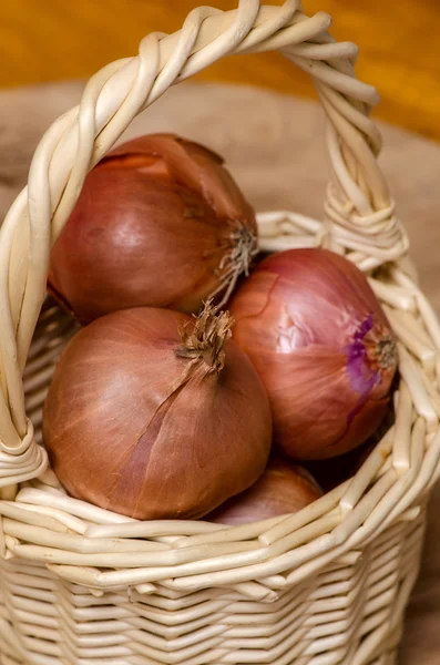 Basket of onions. — Stock Photo, Image