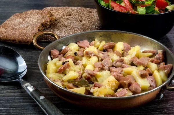 Batata frita com carne — Fotografia de Stock