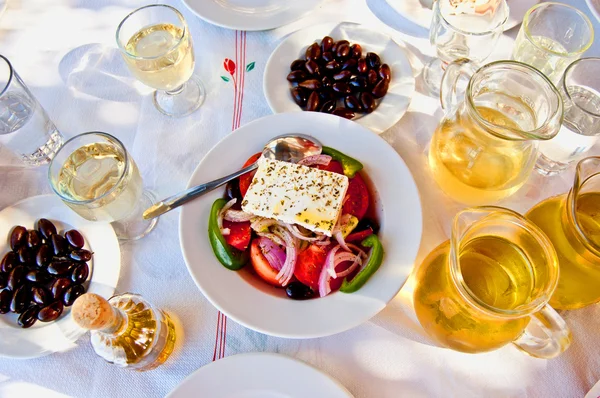 Griekse salade met witte wijn — Stockfoto